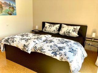 unser King Size Boxspringbett 200x200, davor ist gut Platz für das Kinder-Reisebett (optional)