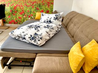 die Schlafcouch wird mit Zusatztopper 140x200 hochwertig aufgebettet