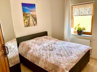 Türblick ins Nebenschlafzimmer mit Schrank und Queen Size Bett 160x200