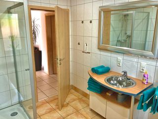 Badezimmer/WC/Echtglasdusche