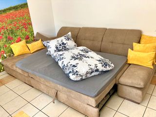 die Wohnlandschaft im Wohnzimmer wird zur Schlafcouch für 5./6. Gäste