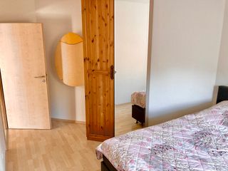 neben dem großen Schrank mit Spiegel finden Sie die Wickelgelegenheit