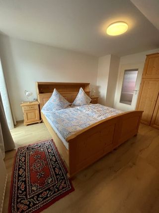 Schlafzimmer 1- OG.jpeg