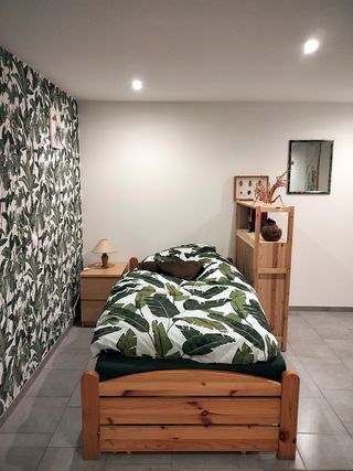 Einzelbett im Dschungel-Zimmer