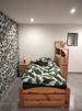 Einzelbett im Dschungel-Zimmer