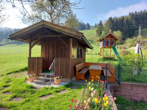 Gartenhaus mit Blick auf den Spielplatz Gartenhaus mit Blick auf den Spielplatz