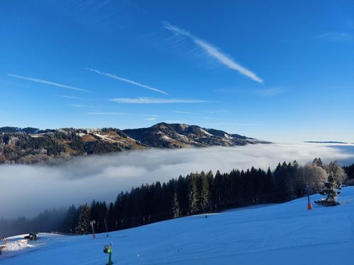 In den Bergen Sonne pur und das Thal hängt im Nebel In den Bergen Sonne pur und das Thal hängt im Nebel