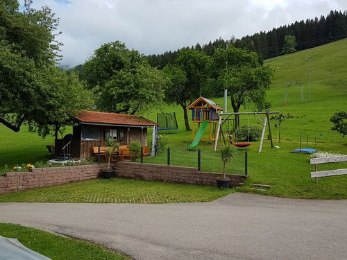 Spielplatz mit Gartenhäuschen Spielplatz mit Gartenhäuschen