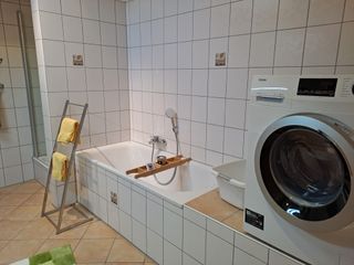 Auch eine Waschmaschine steht Ihnen im Bad zur Verfügung