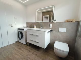 Stadtidyll Winterberg - Bad - Waschmaschine, Möbelwaschtisch, WC