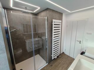Stadtidyll Winterberg - Bad - bodenebene Dusche, Möbelwaschtisch, Handtuchtrockner, Waschmaschine
