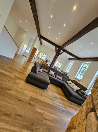 Der helle und große Wohnraum mit großem Sofa