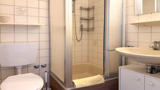 Badezimmer mit WC und Dusche