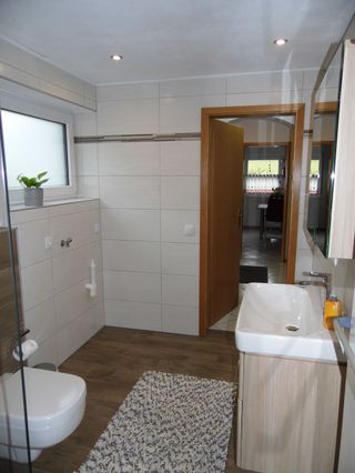 Badezimmer mit Blick aus der Dusche heraus
