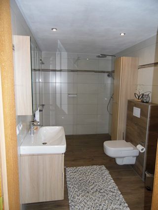 Badezimmer mit Dusche und Wc