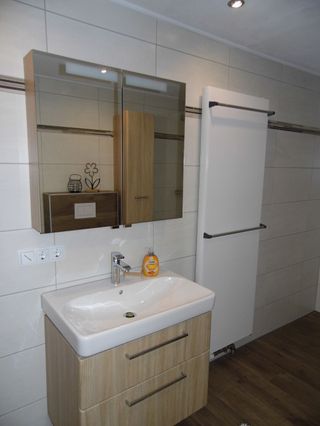 Badezimmer mit Spiegelschrank