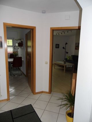 Flur mit Blick in Küche und Wohnzimmer