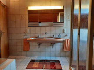 Helles Badezimmer