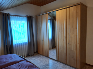 Viel Stauraum im großen Schlafzimmer