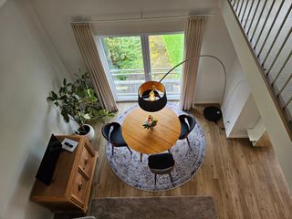 Blick von der Galerie in den offenen Wohnraum