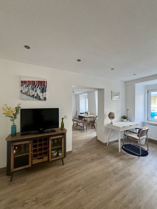 offenes Wohnzimmer mit TV