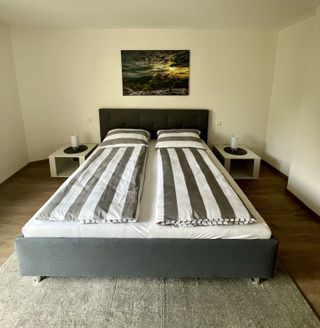 ruhig gelegenes Schlafzimmer mit Blick zum Garten