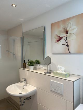 Badezimmer mit Kosmetikspiegel und Spiegel mit Beleuchtung