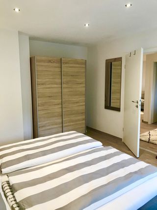 Schlafzimmer mit Platz für Ihre Kleidung und privaten Sachen