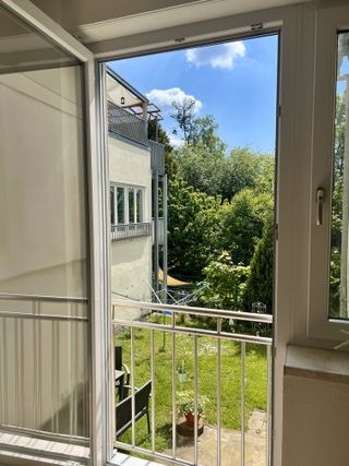 Blick aus dem Schlafzimmmer ins Grüne