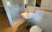 Dusche mit Glaswand im hellen Badezimmer