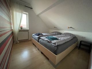 Helles Doppelbett mit getrennten Matratzen