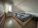 Helles Doppelbett mit getrennten Matratzen