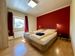 Modern eingerichtetes Schlafzimmer mit getrennten Matratzen