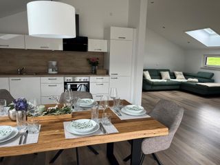 Küche und Wohnzimmer