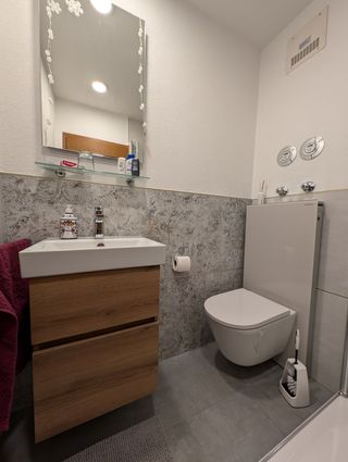 Bad Waschtisch und WC