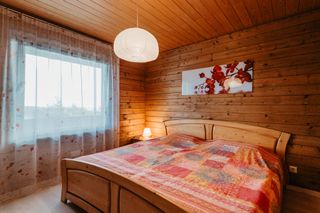 Schlafzimmer mit Doppelbett