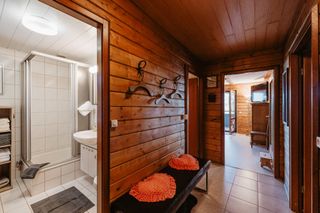 Flur und Blick ins Badezimmer