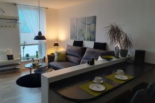 Wohlfühlcouch und Essbereich