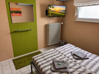 Schlafzimmer 2 mit TV im Untergeschoss