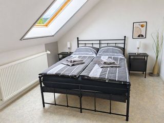 Schlafzimmer 1 mit Doppelbett