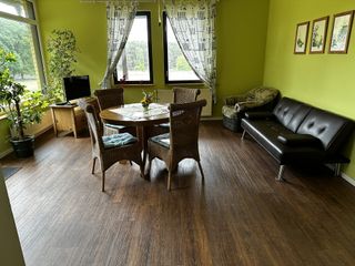 geräumiges Wohnzimmer mit Zugang zur Terrasse