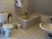 Badezimmer mit Badewanne und Fenster