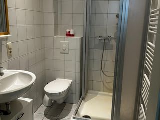 Bad mit Dusche und WC