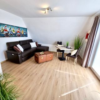 Wohnzimmer mit Sofa und Essbereich
