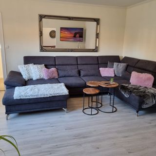 Sofa im großen Wohnbereich
