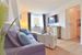 Wohnzimmer mit großer Couch und Fernseher