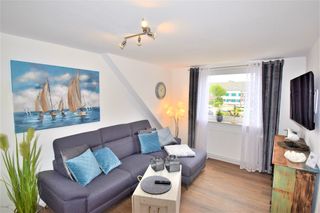 Wohnzimmer mit großer Couch und Fernseher