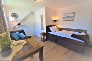 Wohn- und Schlafraum mit Bett und Essbereich