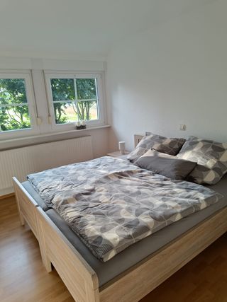 Schlafzimmer mit Doppelbett der Ferienwohnung am Kleeberg in Lengerich