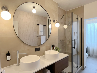 großes Badezimmer mit 2 Waschbecken und großer Glasdusche